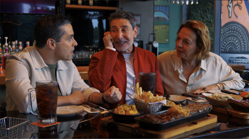 Outback aposta em memória afetiva e reúne Luciano Amaral, Cássio Scapin e Rosi Campos em campanha focada nos reencontros.