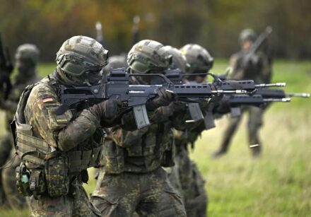 recrutas participam de um exercicio de combate com o fuzil de assalto g36 no quartel westfalen kaserne das forcas armadas alemas bundeswehr em ahlen oeste da alemanha em 13 de novembro