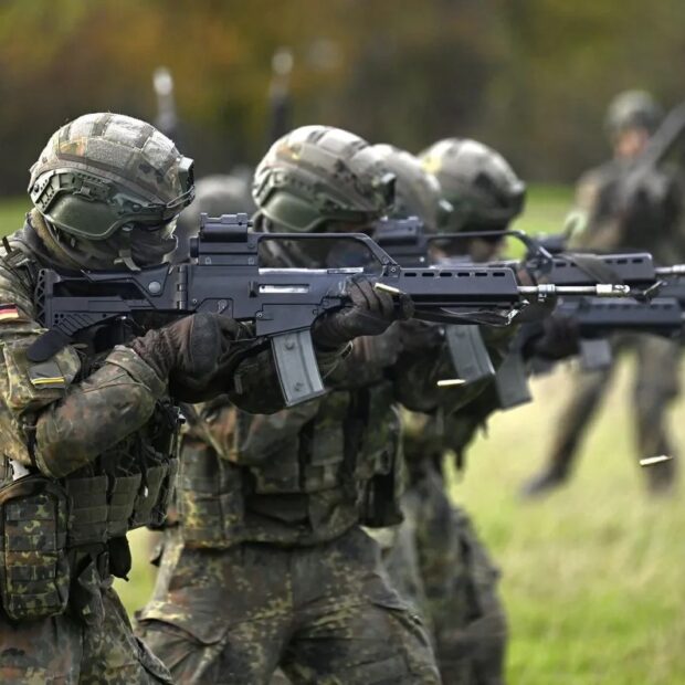 recrutas participam de um exercicio de combate com o fuzil de assalto g36 no quartel westfalen kaserne das forcas armadas alemas bundeswehr em ahlen oeste da alemanha em 13 de novembro