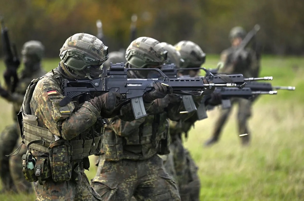 recrutas participam de um exercicio de combate com o fuzil de assalto g36 no quartel westfalen kaserne das forcas armadas alemas bundeswehr em ahlen oeste da alemanha em 13 de novembro