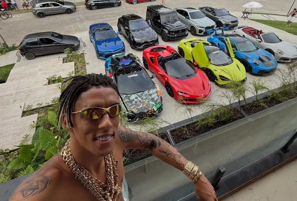 Buzeira ficou conhecido por ostentar carros de luxo, joias e rifas milionárias