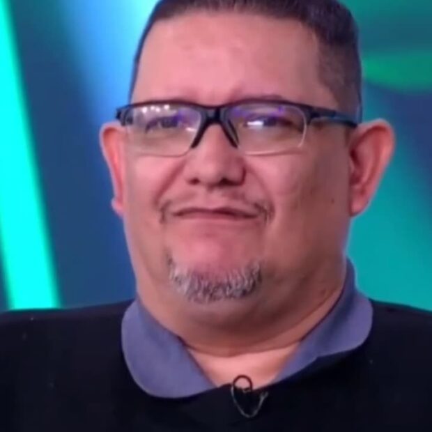 André perdeu a chance de garantir R$ 100 mil após confiar nos universitários do Show do Milhão