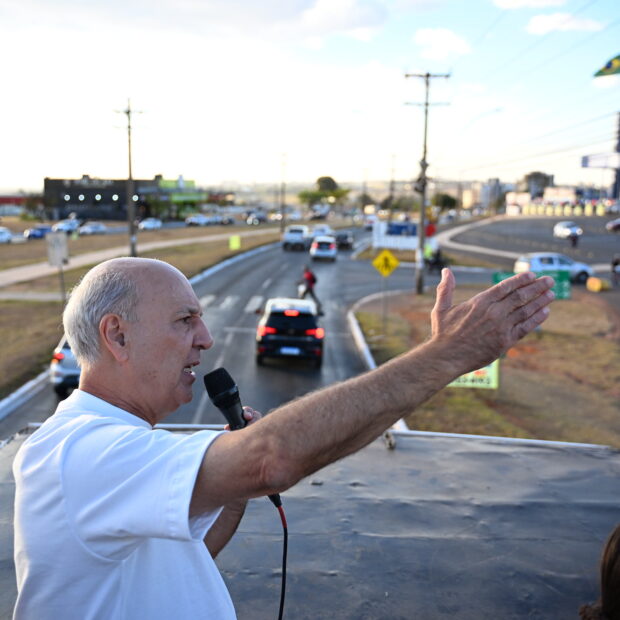 Ex-governador cumprimentou comerciantes e transeuntes lembrando que está de volta ao cenário eleitoral. Foto: Roberto Rodrigues