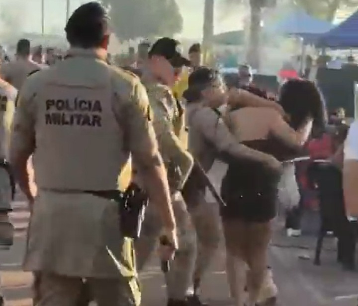 Vídeos mostram homens e mulheres trocando agressões em via pública próxima ao local