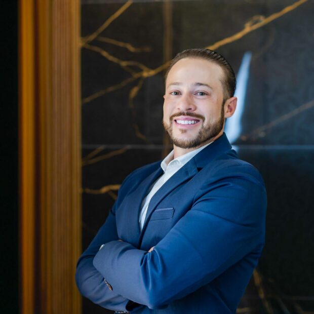 Inteligência artificial e engenharia aceleram laudos de inspeção em edifícios O engenheiro Rennan Leal apresenta a EMOB Tecnologia para conectar profissionais e emitir laudos prediais com inteligência artificial A integridade da infraestrutura urbana ganha contornos de inovação com a união entre a engenharia diagnóstica e a tecnologia de ponta. Diante dos crescentes riscos de colapsos estruturais, umidades ocultas e falhas de conservação em edifícios, a urgência por perícias técnicas céleres tornou-se prioridade na gestão imobiliária. Liderando essa transformação no ecossistema da construção civil, o engenheiro civil Rennan Leal, especialista em patologias prediais e sócio-proprietário da NS Engenharia Estrutural, apresenta a EMOB, ecossistema digital idealizado para elaborar laudos técnicos automatizados por inteligência artificial, conectando diretamente o público final a engenheiros e arquitetos credenciados.