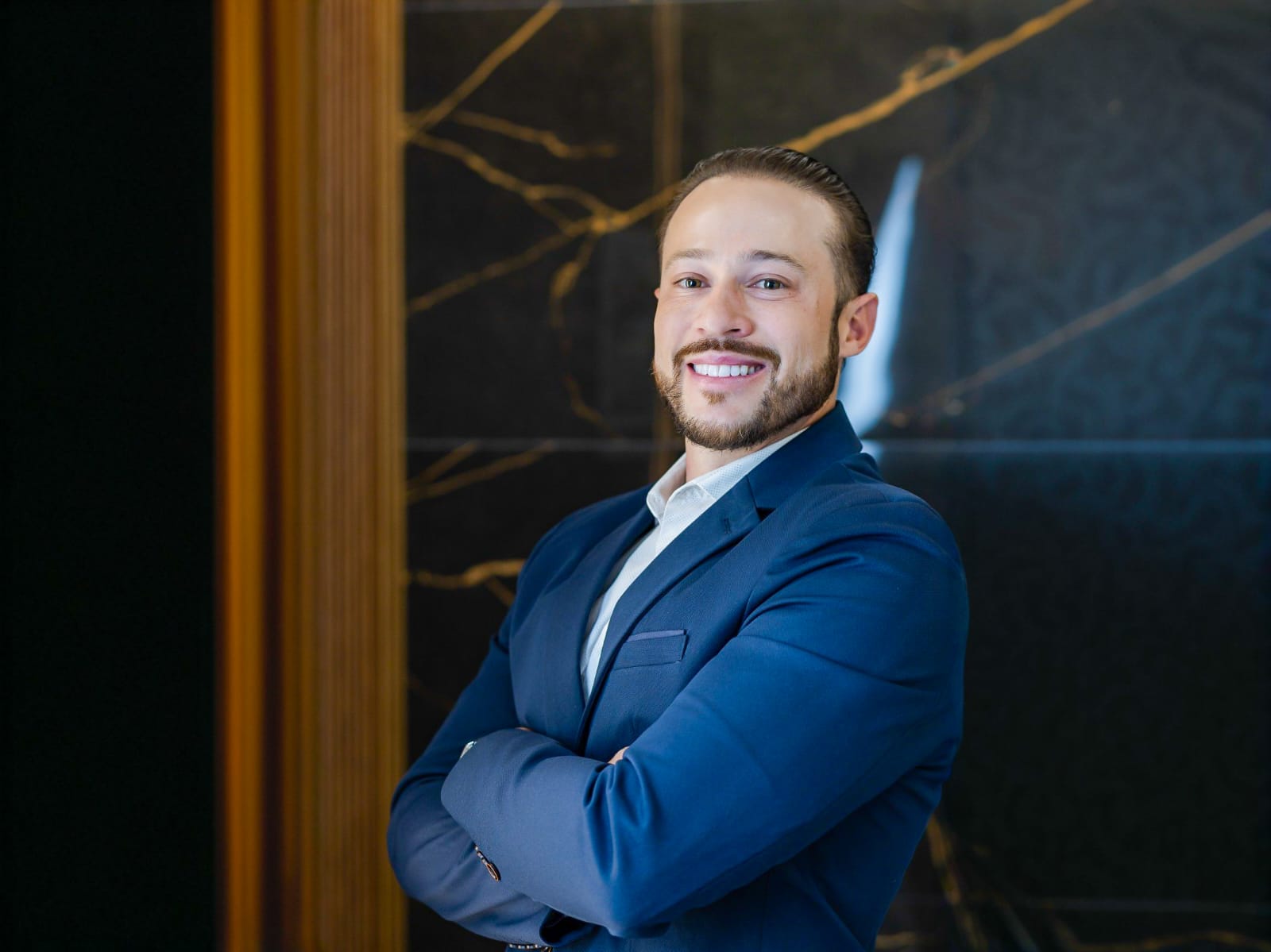 Inteligência artificial e engenharia aceleram laudos de inspeção em edifícios O engenheiro Rennan Leal apresenta a EMOB Tecnologia para conectar profissionais e emitir laudos prediais com inteligência artificial A integridade da infraestrutura urbana ganha contornos de inovação com a união entre a engenharia diagnóstica e a tecnologia de ponta. Diante dos crescentes riscos de colapsos estruturais, umidades ocultas e falhas de conservação em edifícios, a urgência por perícias técnicas céleres tornou-se prioridade na gestão imobiliária. Liderando essa transformação no ecossistema da construção civil, o engenheiro civil Rennan Leal, especialista em patologias prediais e sócio-proprietário da NS Engenharia Estrutural, apresenta a EMOB, ecossistema digital idealizado para elaborar laudos técnicos automatizados por inteligência artificial, conectando diretamente o público final a engenheiros e arquitetos credenciados.