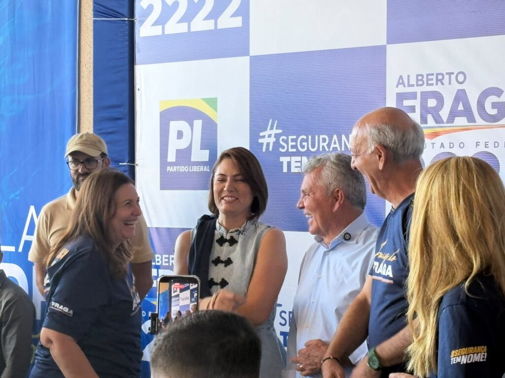 Em chapas teoricamente opostas por questões partidárias, Michelle, Kicis, Fraga (todos do PL) e Arruda (PSD) confraternizam em cima do mesmo palco em Vicente Pires. Foto: Olavo David 