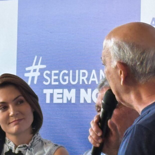 Em chapas teoricamente opostas por questões partidárias, Michelle, Kicis, Fraga (todos do PL) e Arruda (PSD) confraternizam em cima do mesmo palco em Vicente Pires. Foto: Olavo David