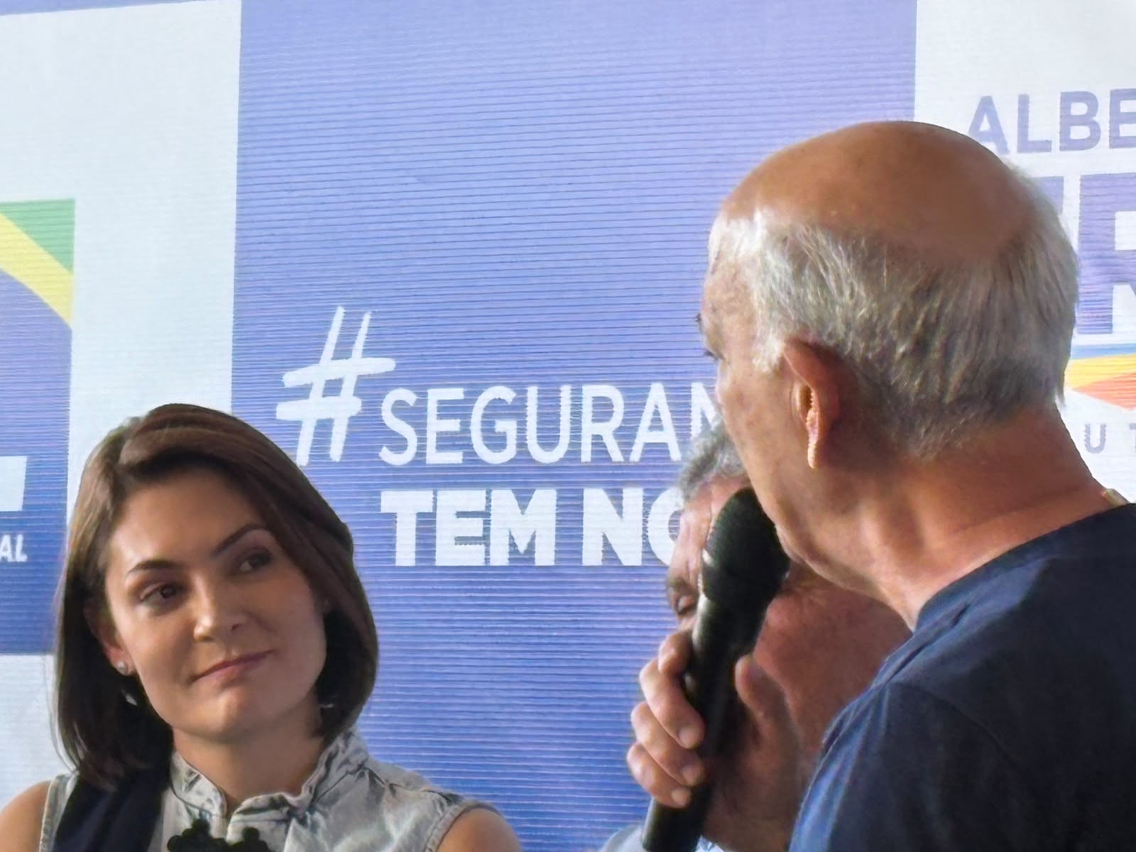 Em chapas teoricamente opostas por questões partidárias, Michelle, Kicis, Fraga (todos do PL) e Arruda (PSD) confraternizam em cima do mesmo palco em Vicente Pires. Foto: Olavo David