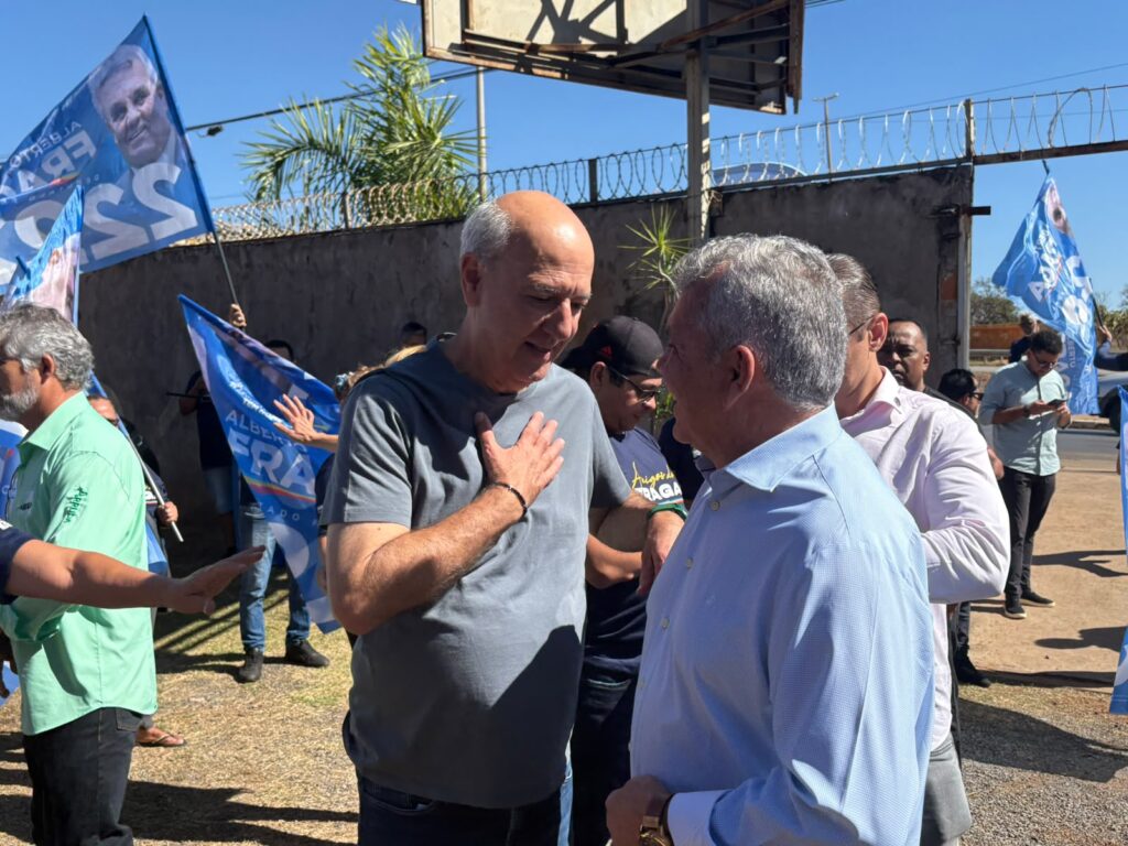 Em chapas teoricamente opostas por questões partidárias, Michelle, Kicis, Fraga (todos do PL) e Arruda (PSD) confraternizam em cima do mesmo palco em Vicente Pires. Foto: Olavo David 