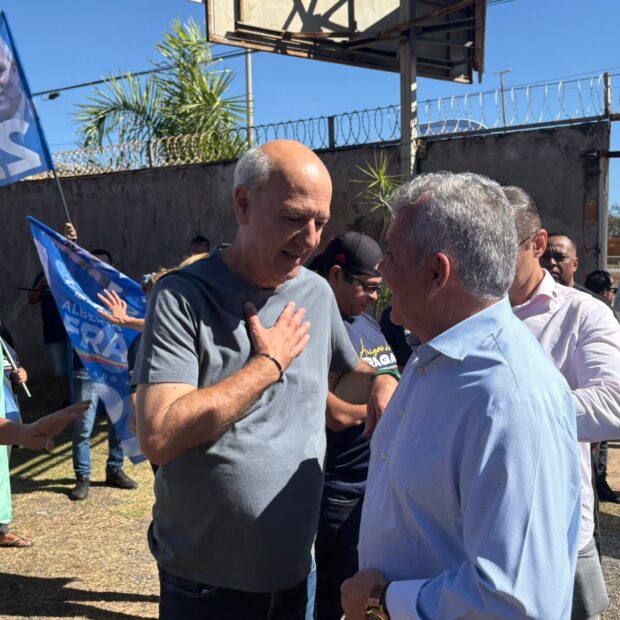 Em chapas teoricamente opostas por questões partidárias, Michelle, Kicis, Fraga (todos do PL) e Arruda (PSD) confraternizam em cima do mesmo palco em Vicente Pires. Foto: Olavo David/Jornal de Brasília