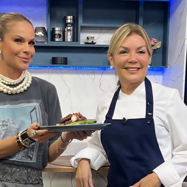 Da alta gestão à TV: Hérika Skaff dá aula de técnica com polvo mediterrâneo na Rede Brasil No programa Beleza e Vida, a Chef Executiva demonstrou ao vivo a precisão e o charme necessários para dominar um dos pratos mais desafiadores da gastronomia Quem acompanha a trajetória de Hérika Skaff nos bastidores dos grandes negócios gastronômicos sabe que sua mente estratégica é afiada. Na última segunda-feira, no entanto, o público da Rede Brasil pôde ver de perto a essência da sua autoridade: o domínio absoluto do fogão. Convidada especial do programa Beleza e Vida, apresentado por Carol Minhotto a Chef Executiva e Consultora Gastronômica transformou o estúdio em uma verdadeira cozinha de alta gastronomia ao preparar um impecável polvo mediterrâneo.