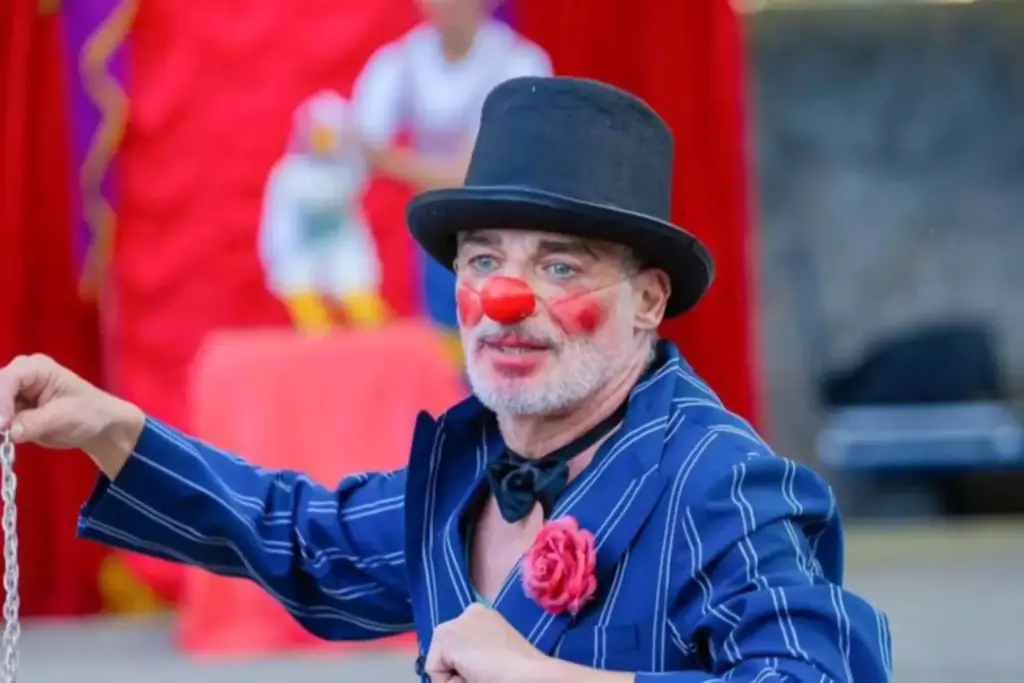 Eternizado como Pablo no programa de Silvio Santos, Carlos Cesare também construiu uma longa trajetória no circo como Palhaço Eugênio Garnizé.