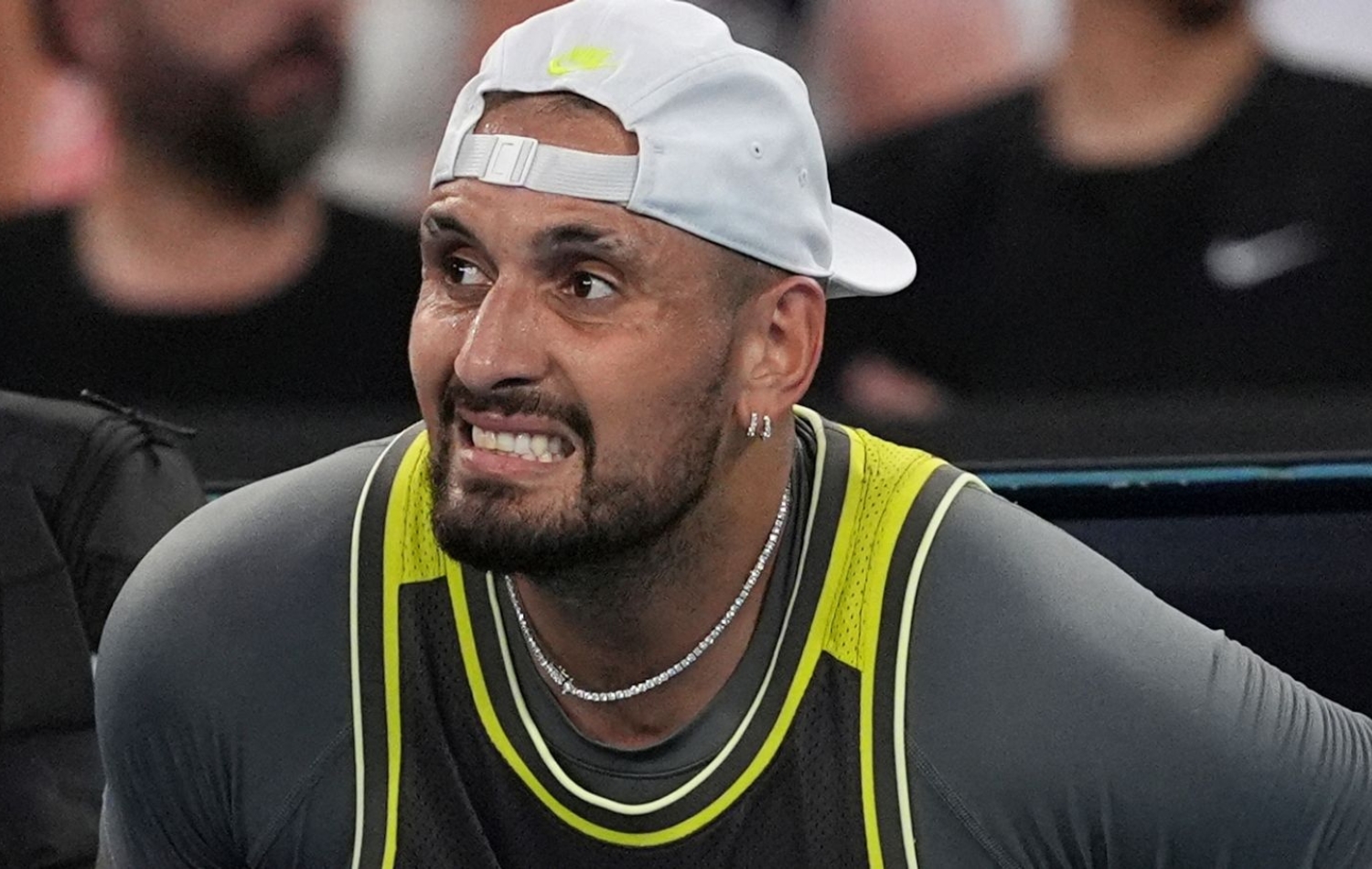 Nick Kyrgios foi suspenso provisoriamente após testar positivo para cocaína e afirmou assumir “total responsabilidade” pelo caso.
