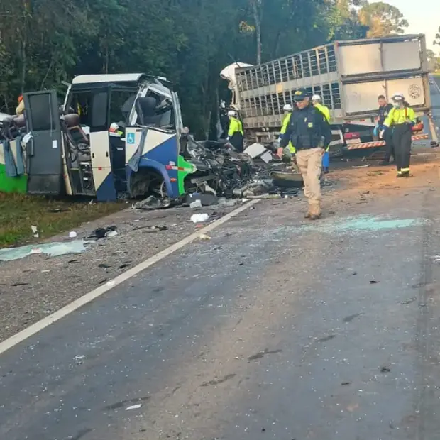 acidente entre onibus e caminhao mata 23 pessoas no parana