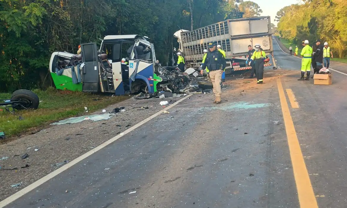 acidente entre onibus e caminhao mata 23 pessoas no parana