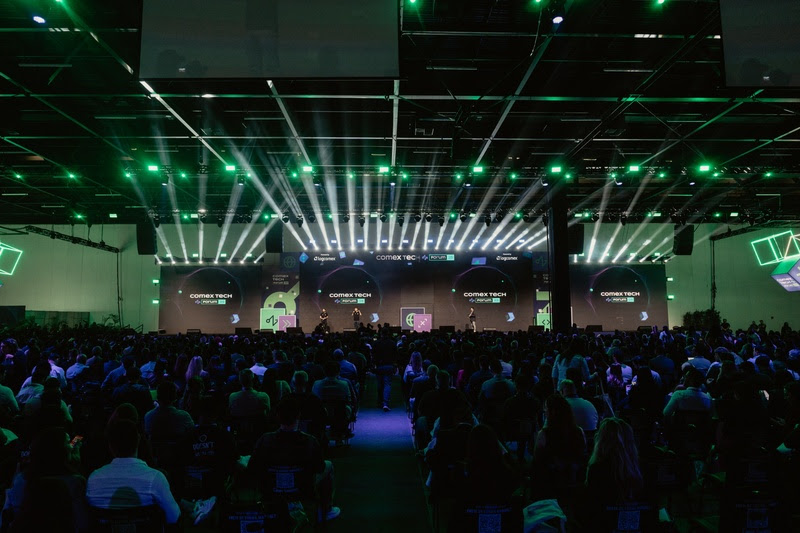 De Zico a Xande de Pilares: Comex Tech Forum reúne grandes nomes, executivos e empresas para 16 horas de debates sobre IA, geopolítica e comércio exterior. Créditos: Logcomex