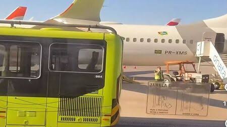 Ônibus atinge asa de boeing 737 durante embarque no aeroporto de guarulhos