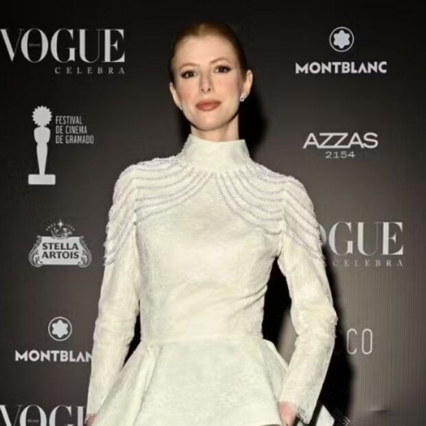 Camila Paludo apostou no cinema clássico em preto e branco como inspiração para o look usado no Vogue Celebra, em Gramado.