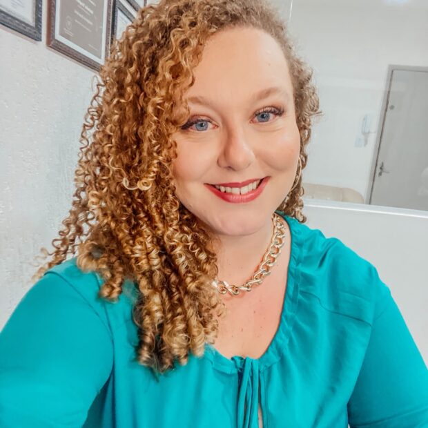 Nathalia Stagliano atua na advocacia trabalhista e utiliza as redes sociais para aproximar os trabalhadores de seus direitos (Divulgação Pessoal).