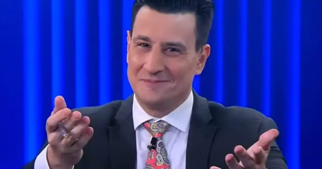 Tiago Pavinatto diz que perdeu mais de uma década de contatos, fontes e conversas após ter a conta do WhatsApp bloqueada. Segundo ele, tudo aconteceu depois do envio de um trecho de filme de Xuxa.