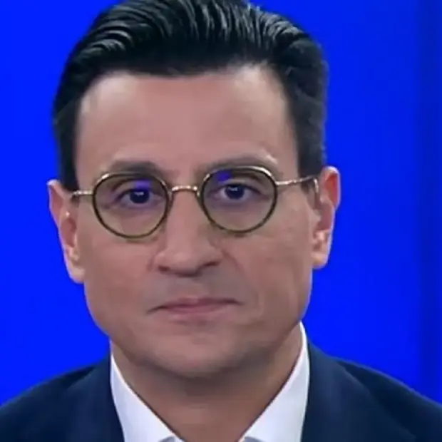 Tiago Pavinatto afirma que foi banido do WhatsApp após enviar a três pessoas um trecho de “Amor Estranho Amor”, filme protagonizado por Xuxa em 1982. O apresentador diz que vai processar a Meta.