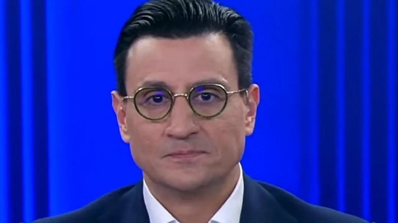 Tiago Pavinatto afirma que foi banido do WhatsApp após enviar a três pessoas um trecho de “Amor Estranho Amor”, filme protagonizado por Xuxa em 1982. O apresentador diz que vai processar a Meta.