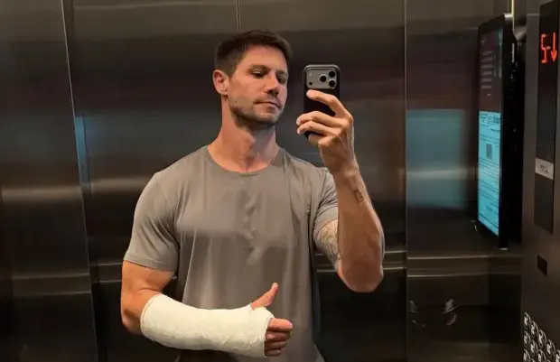 Jonas Sulzbach quebrou o braço durante sua primeira experiência esquiando na Argentina e agora está descobrindo o desafio de fazer tarefas simples usando apenas uma mão.