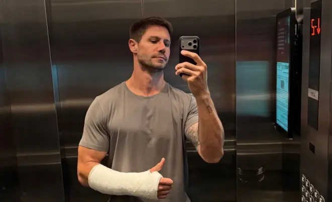 Jonas Sulzbach quebrou o braço durante sua primeira experiência esquiando na Argentina e agora está descobrindo o desafio de fazer tarefas simples usando apenas uma mão.