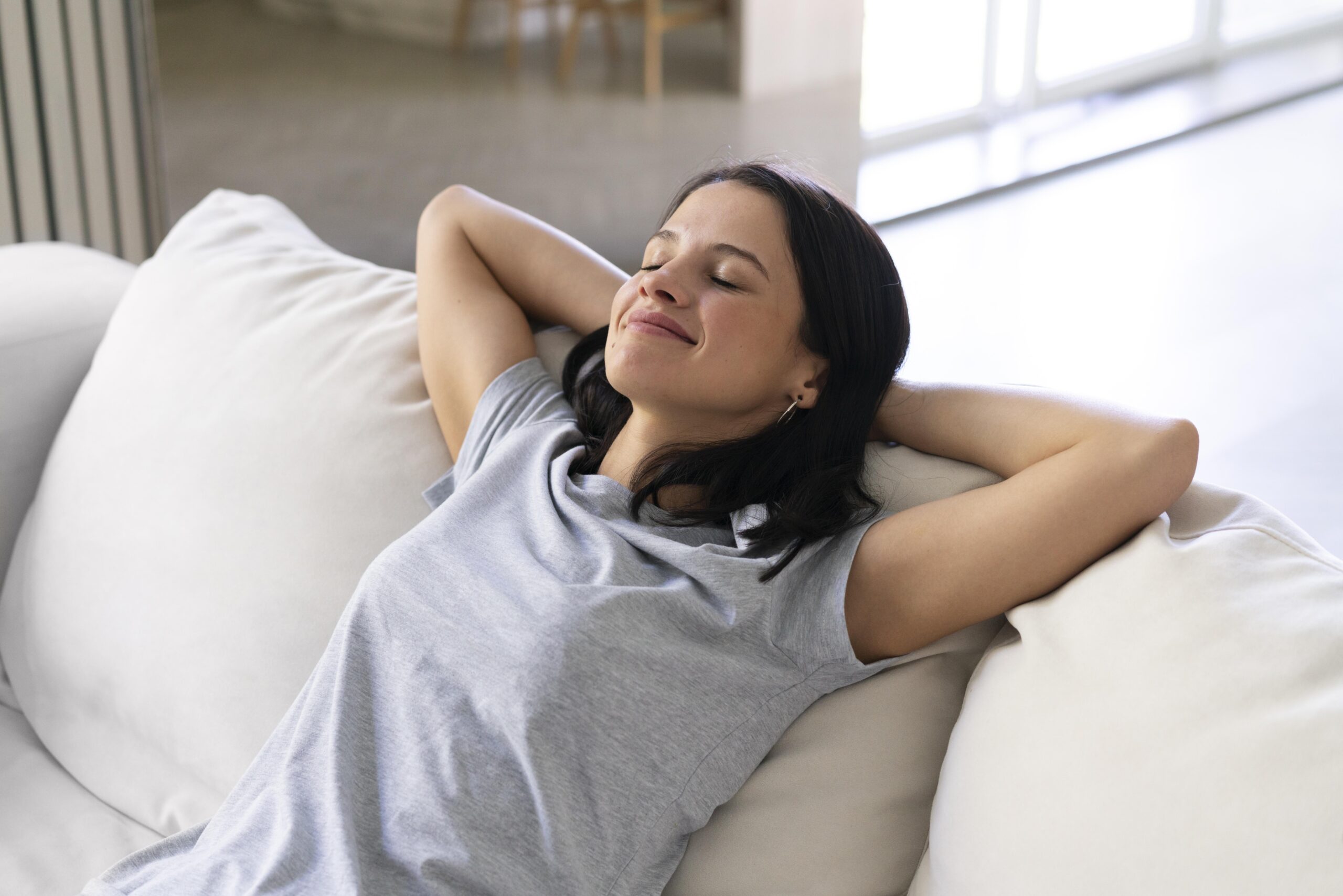 mulher descanso sofa