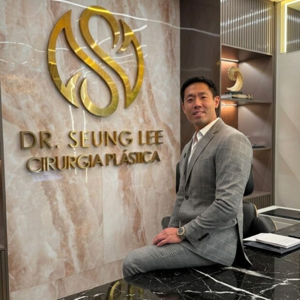 Dr. Seung Hoon Lee analisa planejamento e segurança em procedimentos para coluna Analice Nicolau no Jornal de Brasília Para o Cirurgião Plástico Dr. Seung Hoon Lee, segurança, informação e participação ativa do paciente são tão importantes quanto a técnica empregada durante uma cirurgia