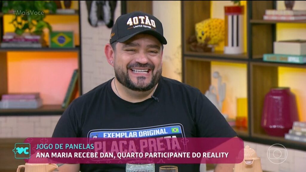 Dan, participante do Jogo de Panelas, entregava presentes para Ana Maria e Louro Mané quando levou o fora

