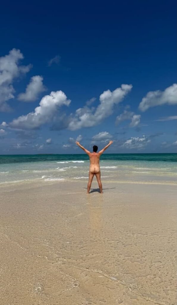  Humorista apareceu em clima romântico com a companheira e deixou o bumbum à mostra em registro na praia