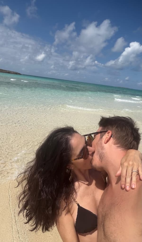 Porchat e Priscila assumiram o relacionamento em 2023, ficaram noivos em abril de 2026 e planejam casamento para 2027
