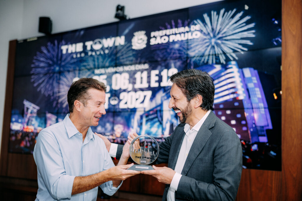 Música também é negócio. Com 925 mil pessoas nas duas primeiras edições e impacto econômico acumulado de mais de R$ 4,1 bilhões, segundo a organização, o The Town confirma seu retorno a São Paulo em 2027.