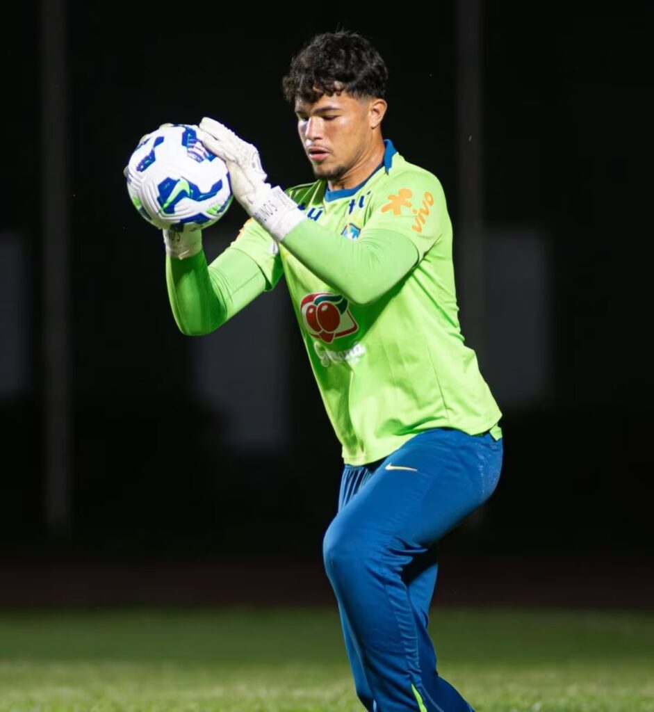 Adolescente atua como goleiro no sub-17 do clube carioca e ficou fora de duas partidas
