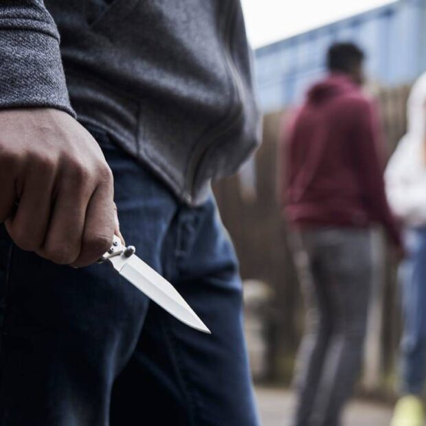 Aluno esfaqueado nas costas por colega SP