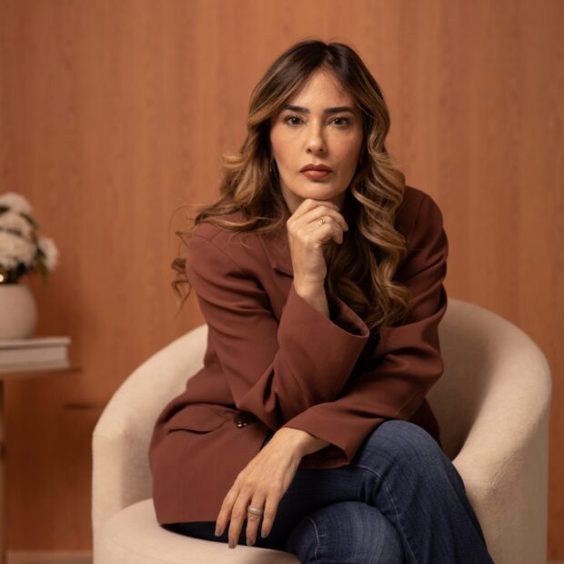 Roberta Nuñez Maia analisa construção de notoriedade na era digital A comunicadora Roberta Nuñez Maia, especialista em assessoria de imprensa, detalha a construção de autoridade frente aos algoritmos atuais A consolidação da reputação pública no ambiente digital transformou a forma como profissionais e marcas estabelecem sua relevância perante o mercado e os consumidores. À frente de agências de comunicação como a RN Assessoria de Imprensa, a SSS Assessoria e a Agência Puro Glamour, a jornalista e empresária Roberta Nuñez Maia acumula 26 anos de atuação na construção de posicionamento institucional. A trajetória da especialista evidencia como a notoriedade ultrapassou a mera acumulação de títulos acadêmicos para se converter em um ativo estratégico mensurável nas pesquisas digitais.
