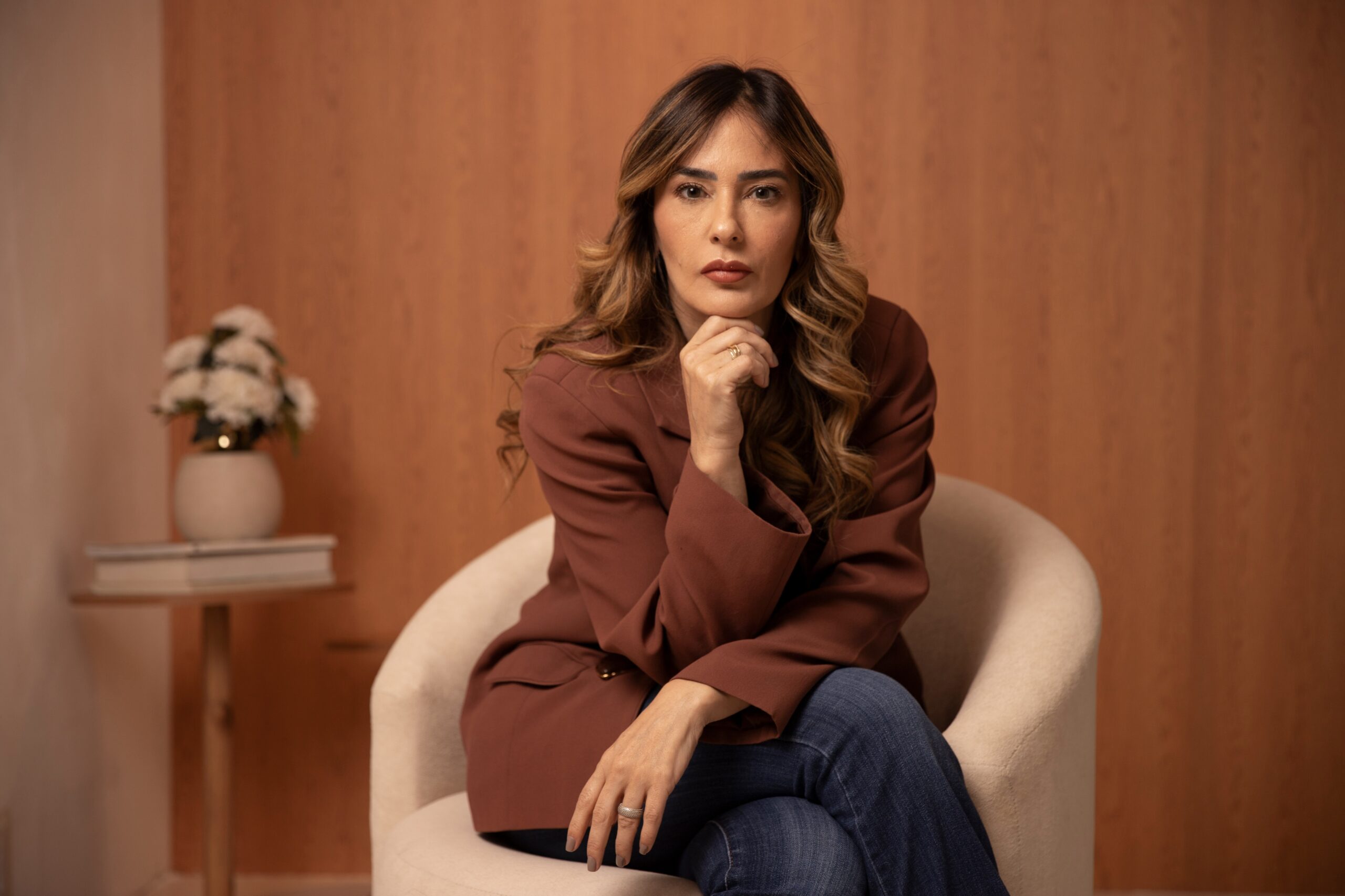 Roberta Nuñez Maia analisa construção de notoriedade na era digital A comunicadora Roberta Nuñez Maia, especialista em assessoria de imprensa, detalha a construção de autoridade frente aos algoritmos atuais A consolidação da reputação pública no ambiente digital transformou a forma como profissionais e marcas estabelecem sua relevância perante o mercado e os consumidores. À frente de agências de comunicação como a RN Assessoria de Imprensa, a SSS Assessoria e a Agência Puro Glamour, a jornalista e empresária Roberta Nuñez Maia acumula 26 anos de atuação na construção de posicionamento institucional. A trajetória da especialista evidencia como a notoriedade ultrapassou a mera acumulação de títulos acadêmicos para se converter em um ativo estratégico mensurável nas pesquisas digitais.