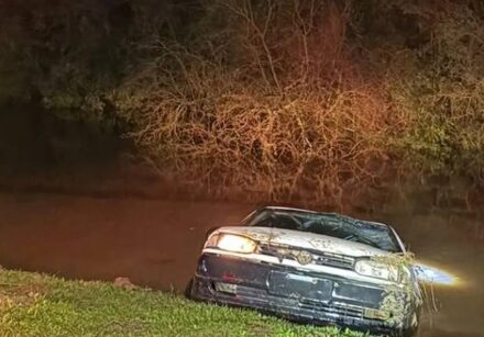 casal morre após carro cair em córrego cheio no RS