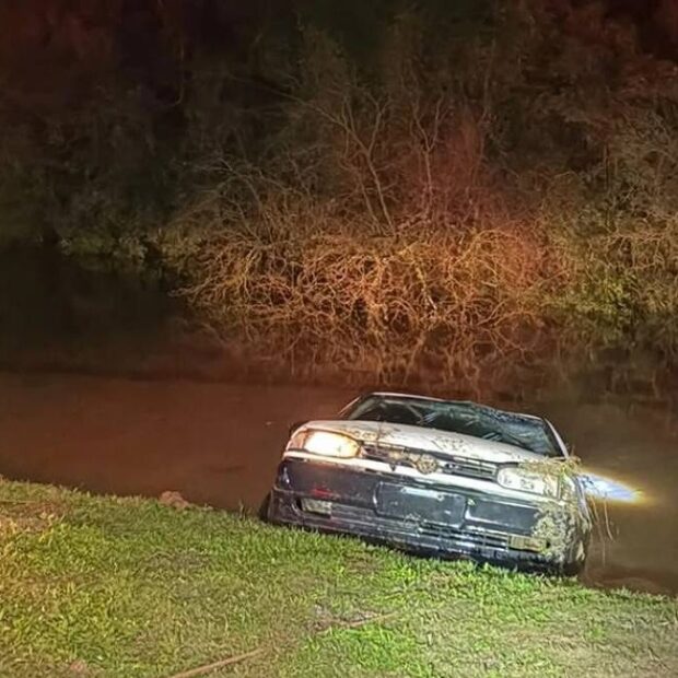 casal morre após carro cair em córrego cheio no RS