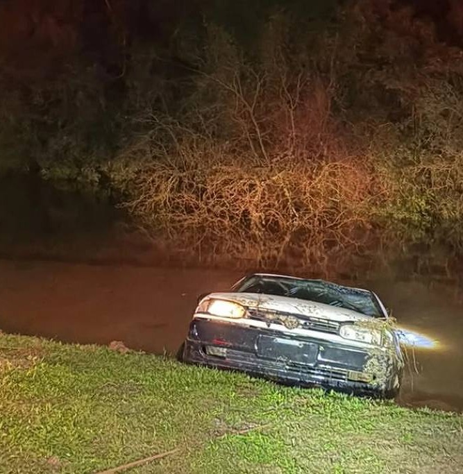 casal morre após carro cair em córrego cheio no RS