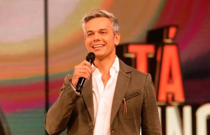 “Jogador caro” também machuca! Otaviano Costa brincou com a própria lesão após precisar ficar fora da primeira apresentação da Dança dos Famosos.