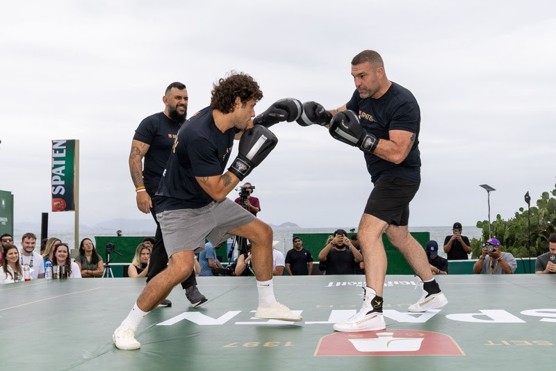 Teve ator, campeão e ringue montado na areia. Chay Suede e João Vicente de Castro participaram de treino com grandes nomes das artes marciais no Rio.