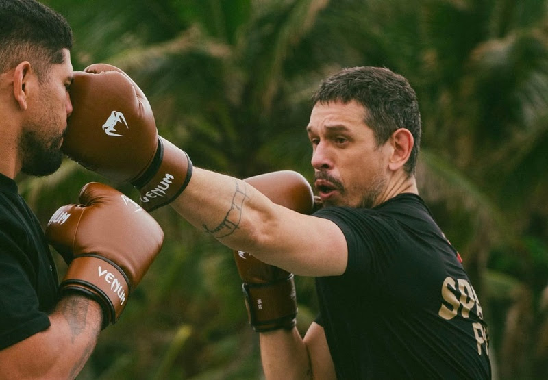 João Vicente de Castro mostrou que não estava só fazendo pose para a foto. Praticante de boxe há 15 anos, o ator treinou com Glover Teixeira em pleno Arpoador.