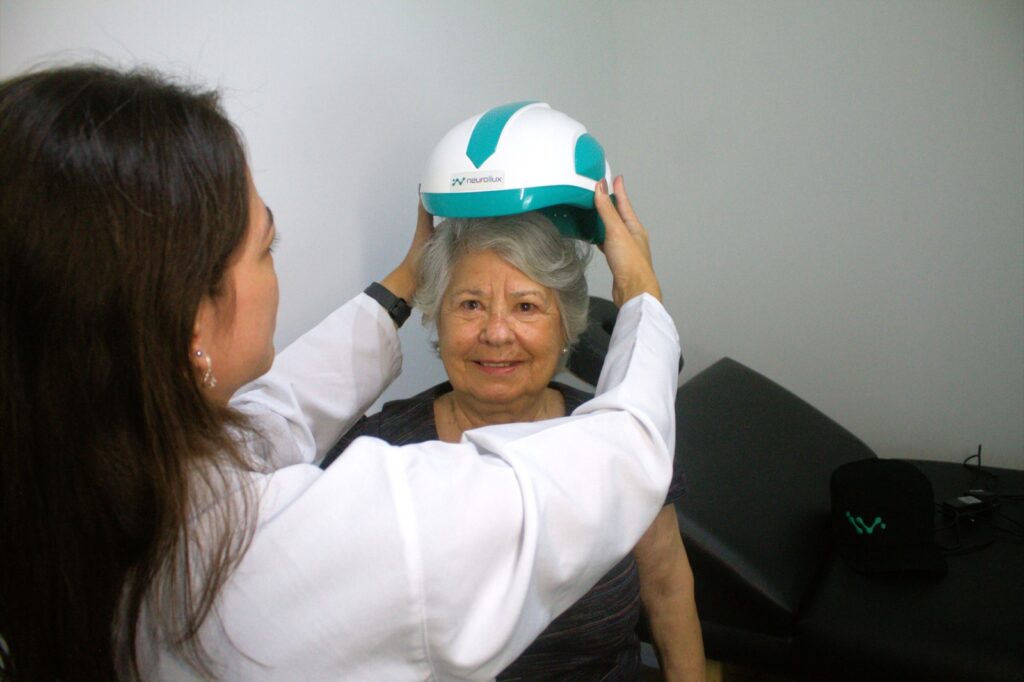 Dr. Álvaro Pereira explica que novas tecnologias vêm sendo estudadas como ferramentas complementares para preservar a saúde cerebral durante o envelhecimento.