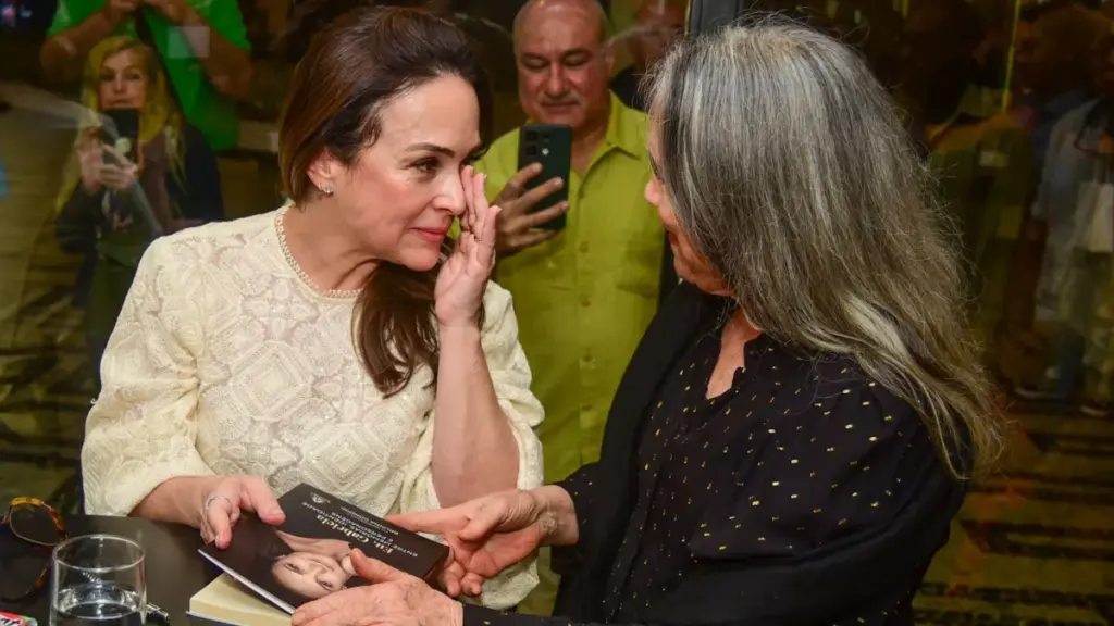 Mãe e filha estão juntas nos palcos, mas foi a política que roubou a cena: Gabriela Duarte não gostou da entrevista com Regina e fez críticas à condução da conversa.
