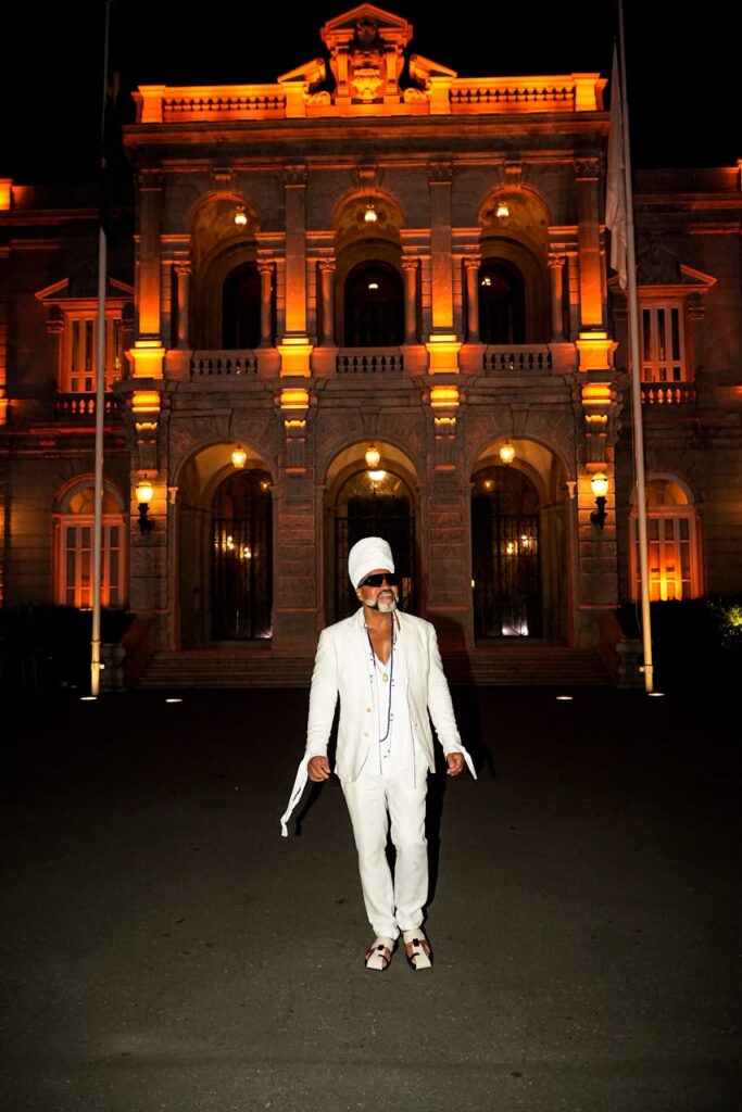 Carlinhos Brown levou o Carnaval de Salvador para o leilão beneficente do Baile do BB, e a dermatologista Paula Barreto faturou o pacote de luxo. Créditos: Divulgação