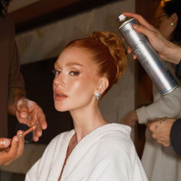 Marina Ruy Barbosa apostou em coque clássico com tranças discretas para cruzar o tapete vermelho do Festival de Gramado - Crédito: Truss