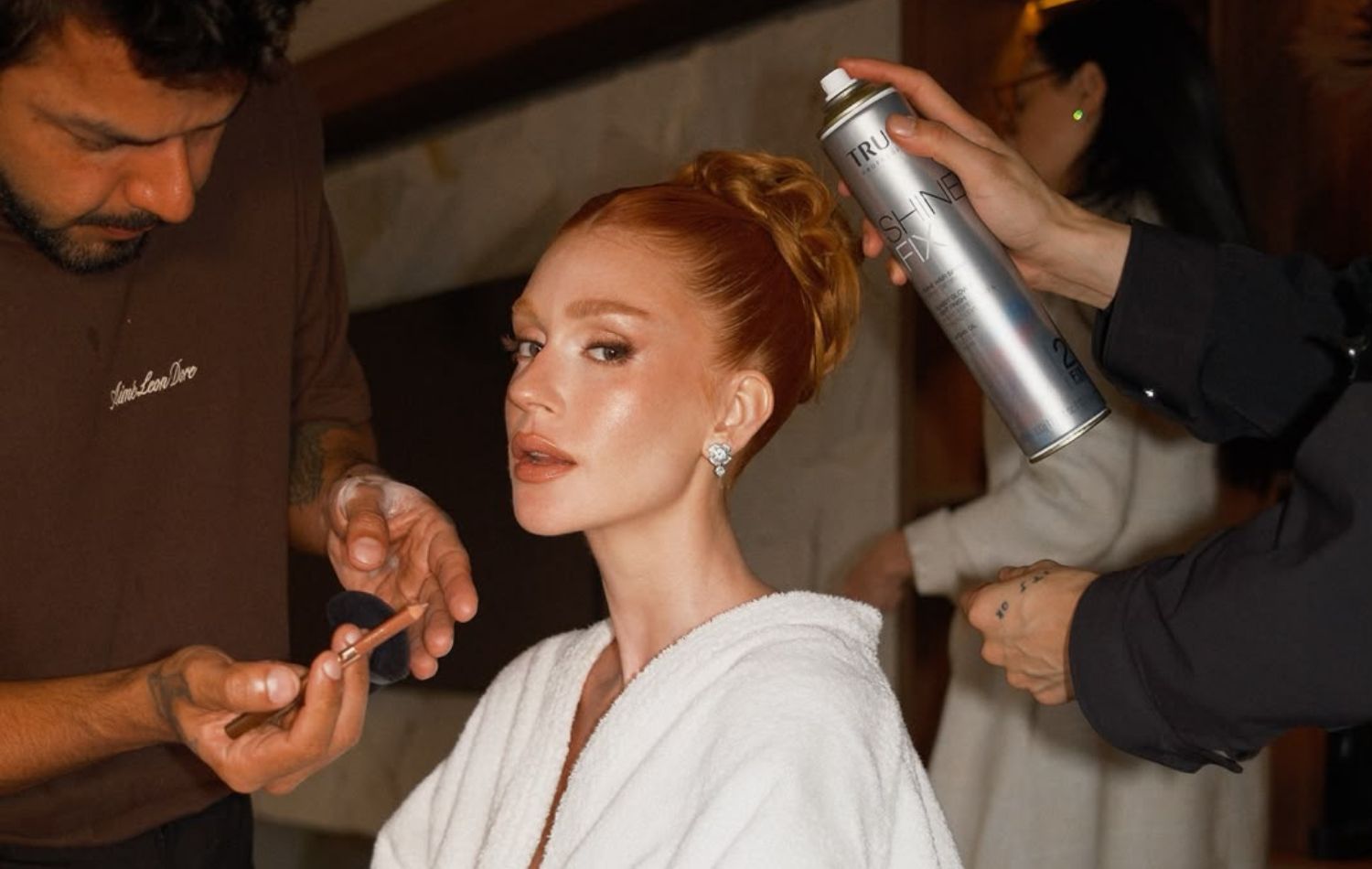 Marina Ruy Barbosa apostou em coque clássico com tranças discretas para cruzar o tapete vermelho do Festival de Gramado - Crédito: Truss